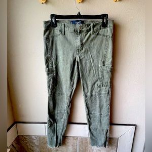 Hollister. Crop pants. Size 7/ W 28